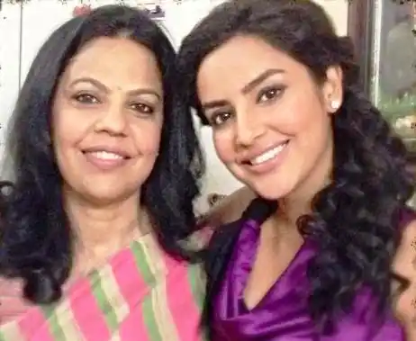 priya anand with her mother