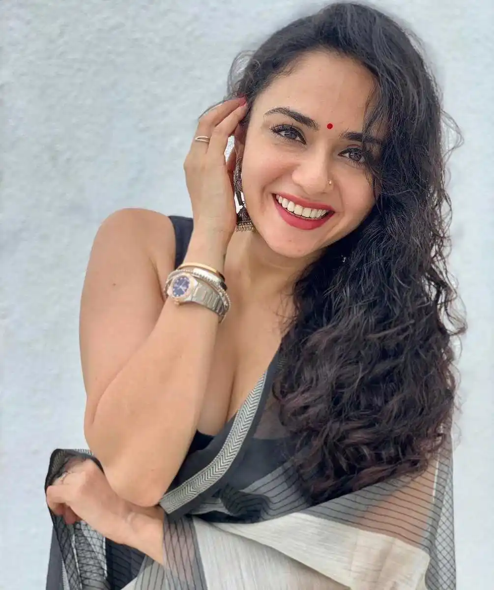 amruta khanvilkar