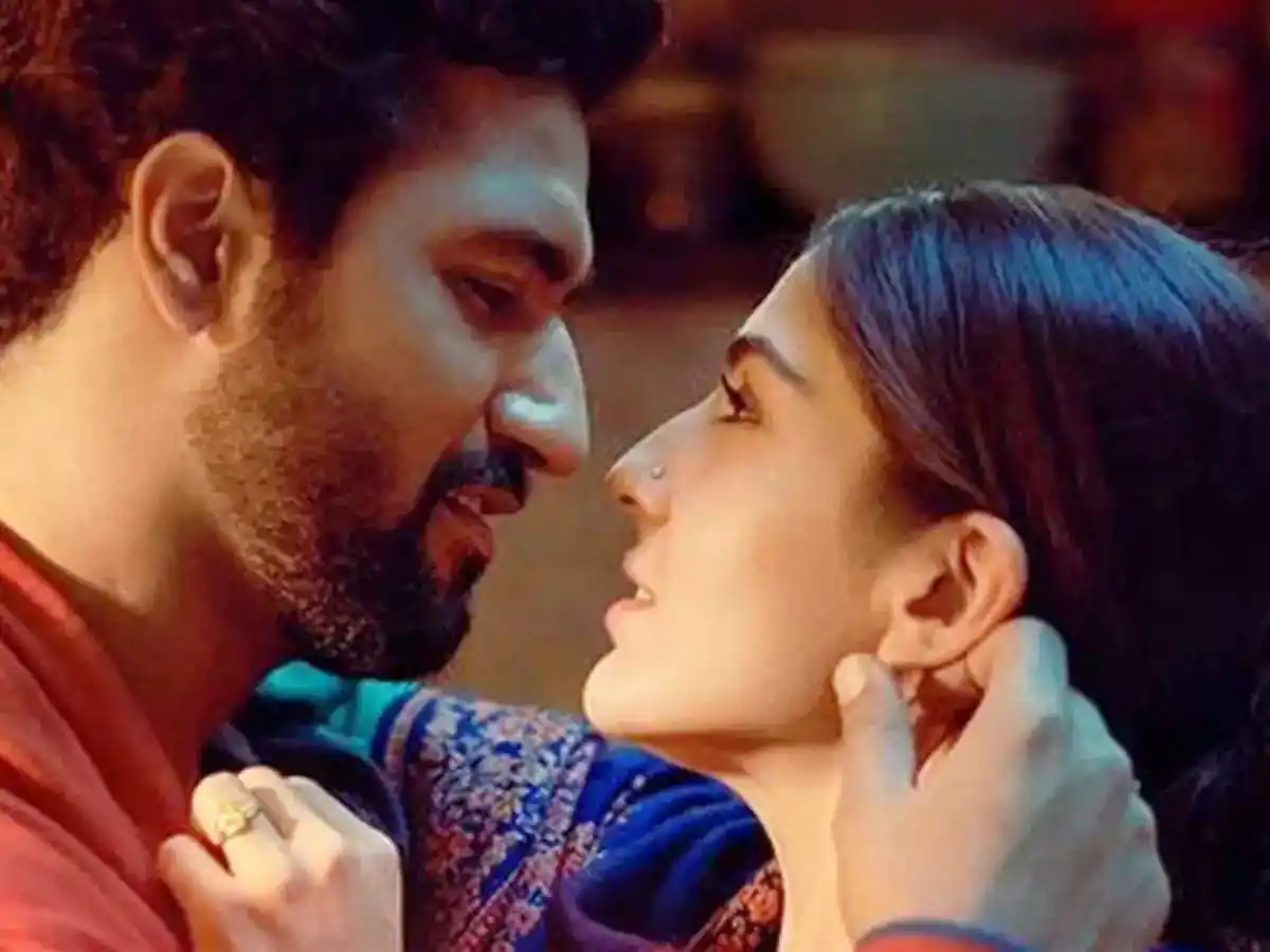 Zara Hatke Zara Bach Ke 1.webp