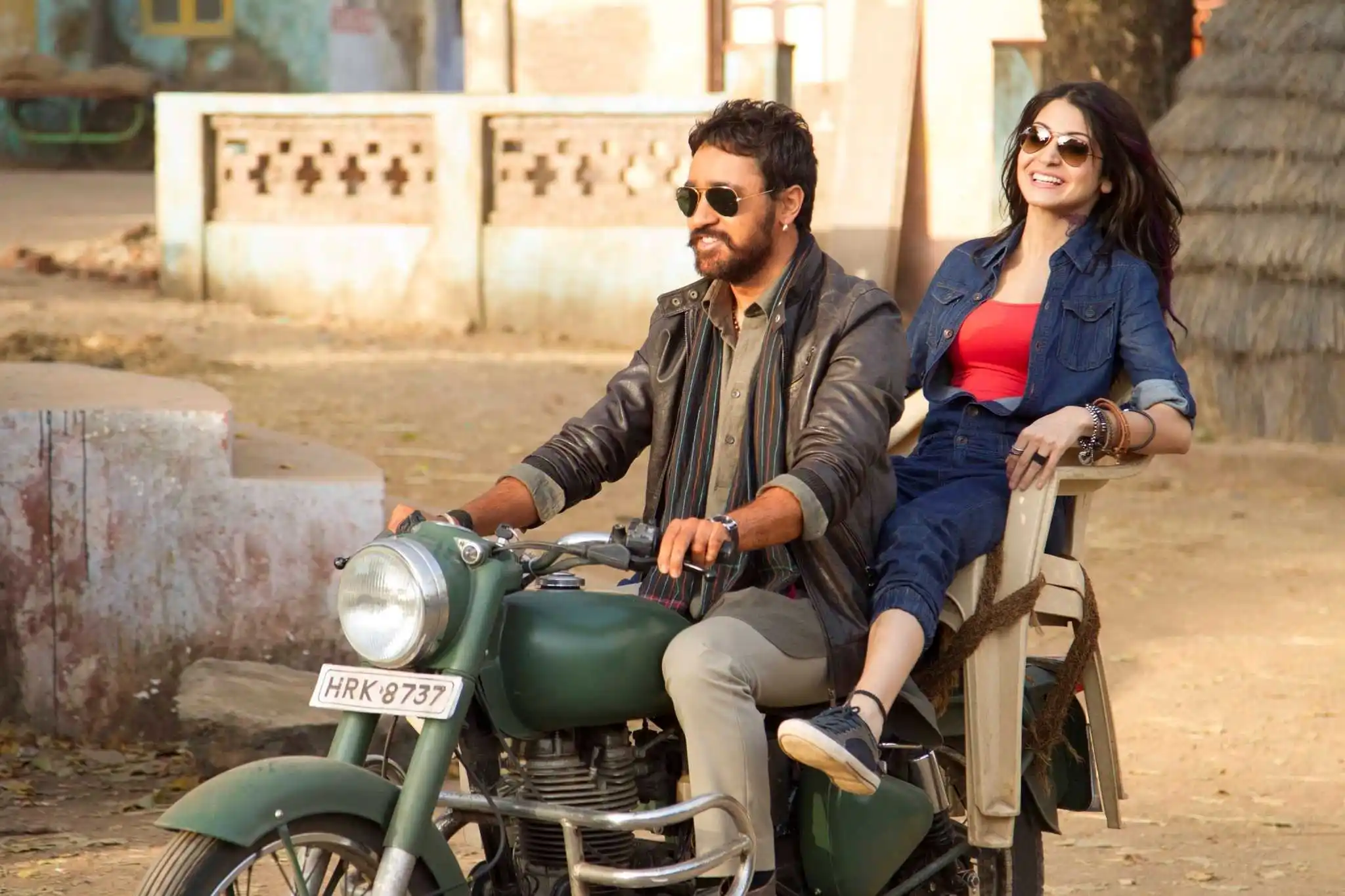 Matru-Ki-Bijlee-Ka-Mandola-2.jpg Imran Khan and Anushka Sharma Riding a bike in Matru Ki Bijlee Ka Mandola movie