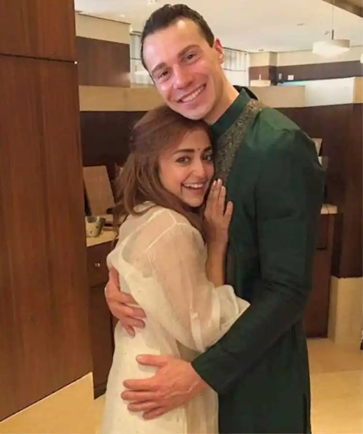 monali-husband-tring