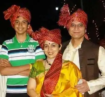 Sandeep-Kulkarni-Wife-Son-tring.jpg Sandeep-Kulkarni-Wife-Son-tring