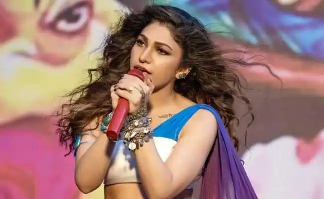 Tulsi-Kumar-tring.jpg Tulsi-Kumar-tring