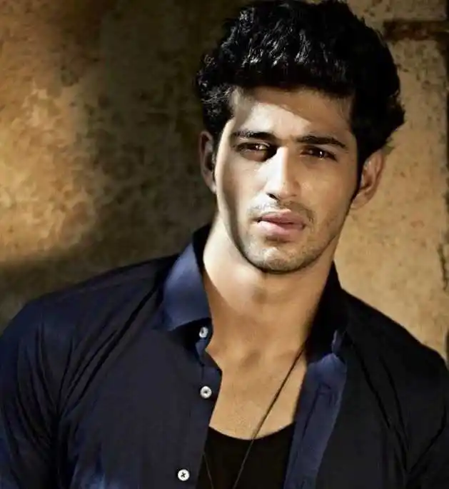 Aashim-Gulati-biography-tring.jpg Aashim-Gulati-biography-tring