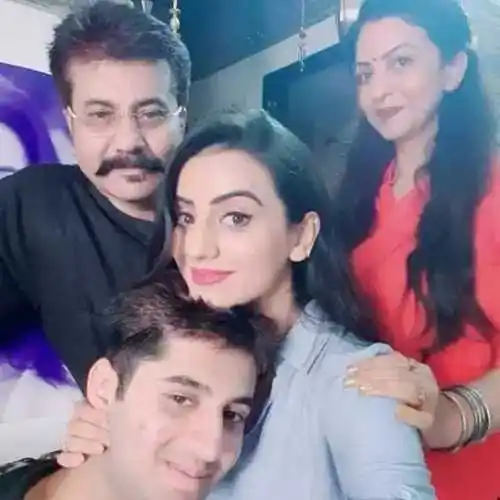 Akshara-Singh-Family-Picture-image-tring.jpg