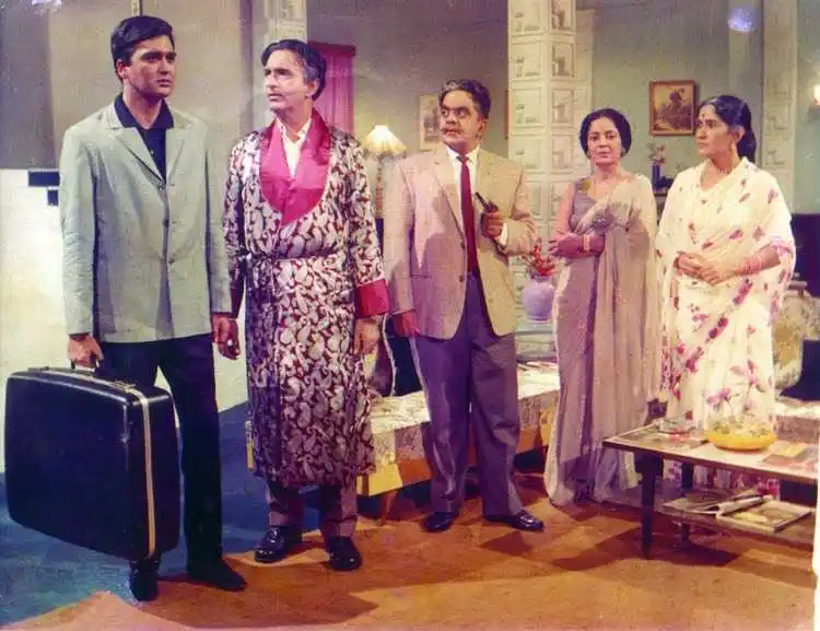 waqt-tring-.jpg Waqt (1965) movie scene featuring Sunil Dutt, and other actors.