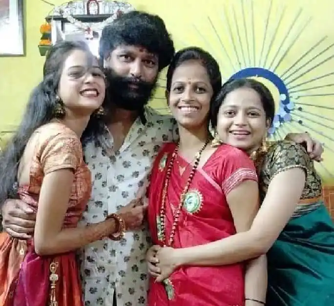 shivali-parab-family-photo-tring