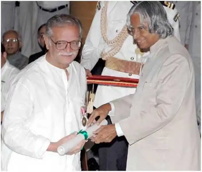 Gulzar-receiving-Padma-Bhushan.jpg