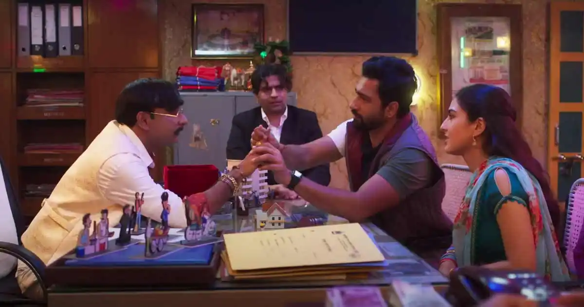 Zara Hatke Zara Bachke 2.jpg Zara-Hatke-Zara-Bachke-Character-AnalysisTring.com