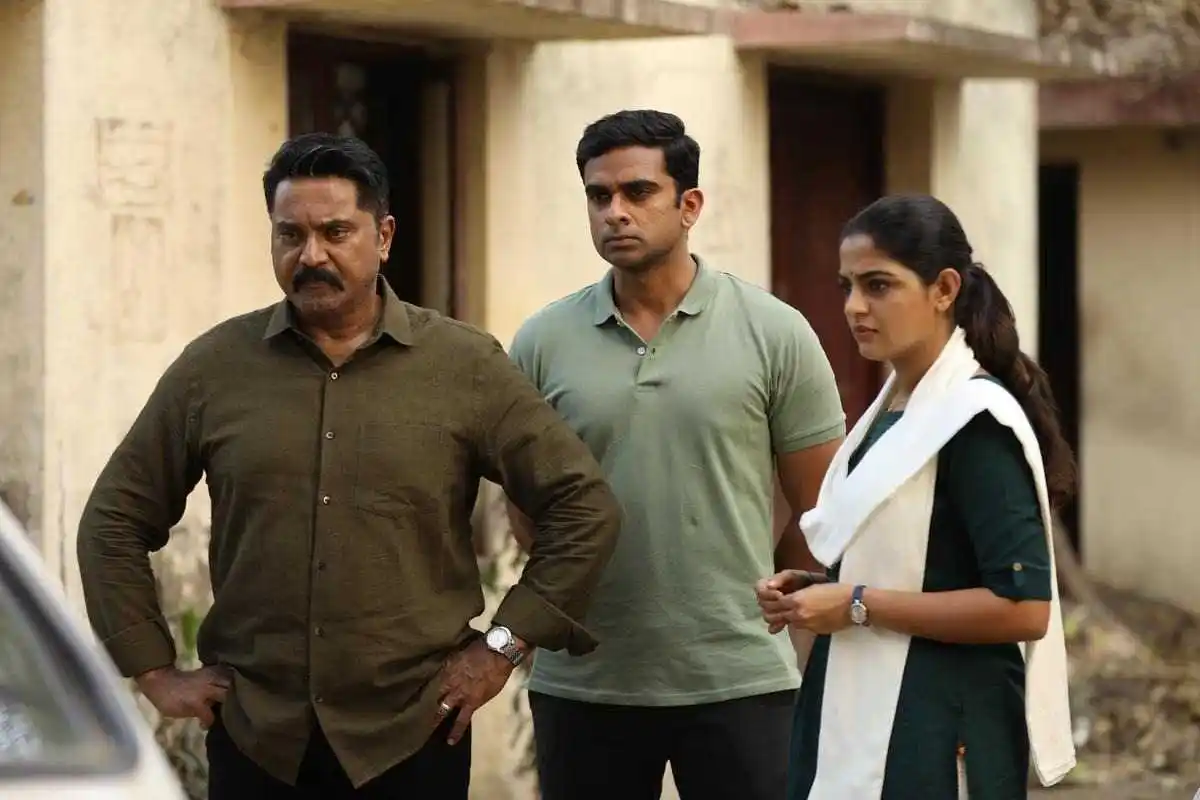  Por Thozhil movie scene stars R. Sarathkumar, Ashok Selvan, and Nikhila Vimal