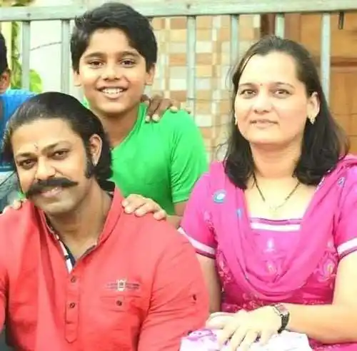 Devdatta-Nage-family-tring.jpg Devdatta-Nage-family-tring