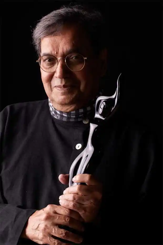 Subhash-Ghai-receives-Lifetime-Achievement-Award-at-Filmfare-Awards-2022.jpg