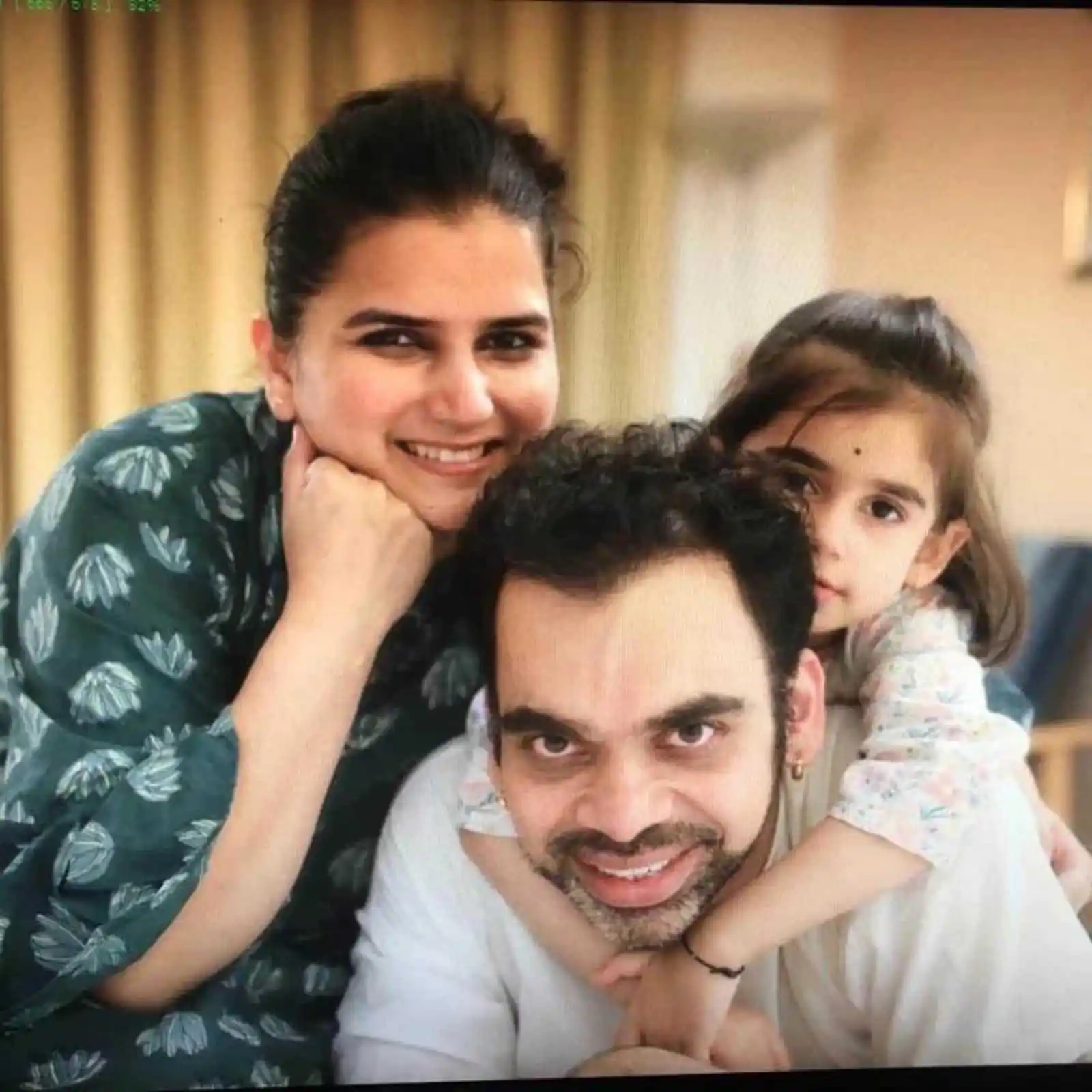 Rahul-deshpande-wife-daughter-tring