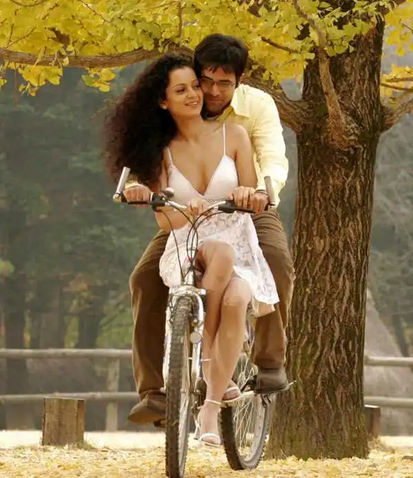 a romantic still of emraan hashmi and kangana ranaut from gangster 2006
