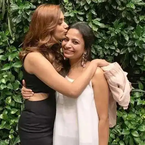 Jiya-Shankar-Mother-family-tring.jpg Jiya-Shankar-Mother-family-tring