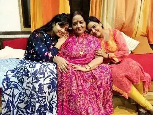 Shubhi-Sharma-family-tring