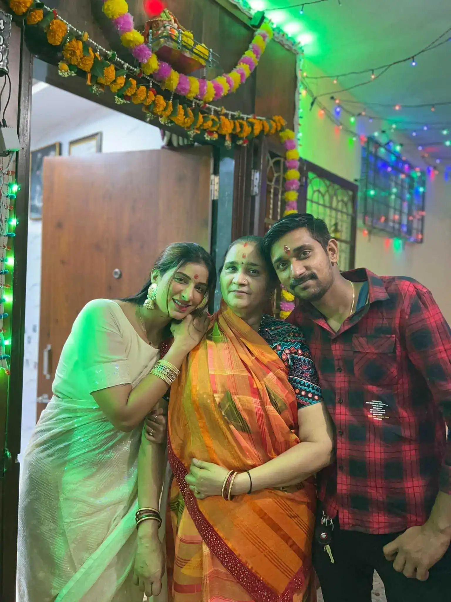 poonam-dubey-family-tring