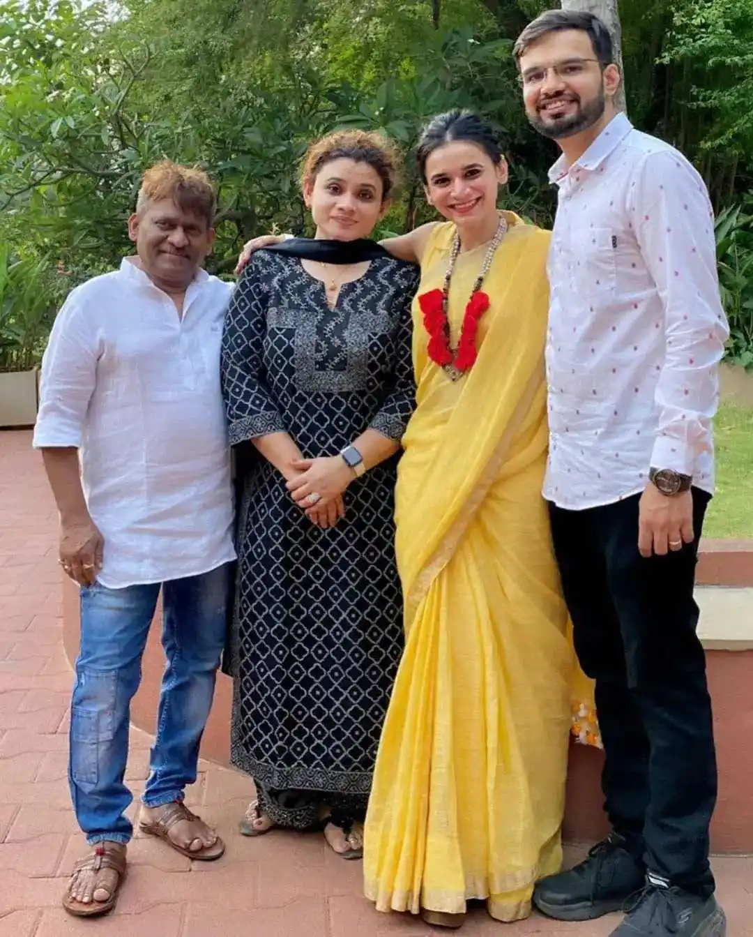 arun-kadam-wife-daughter-tring.jpg arun-kadam-wife-daughter-tring