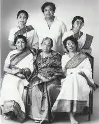 usha-mangeshkar-family-tring.jpg