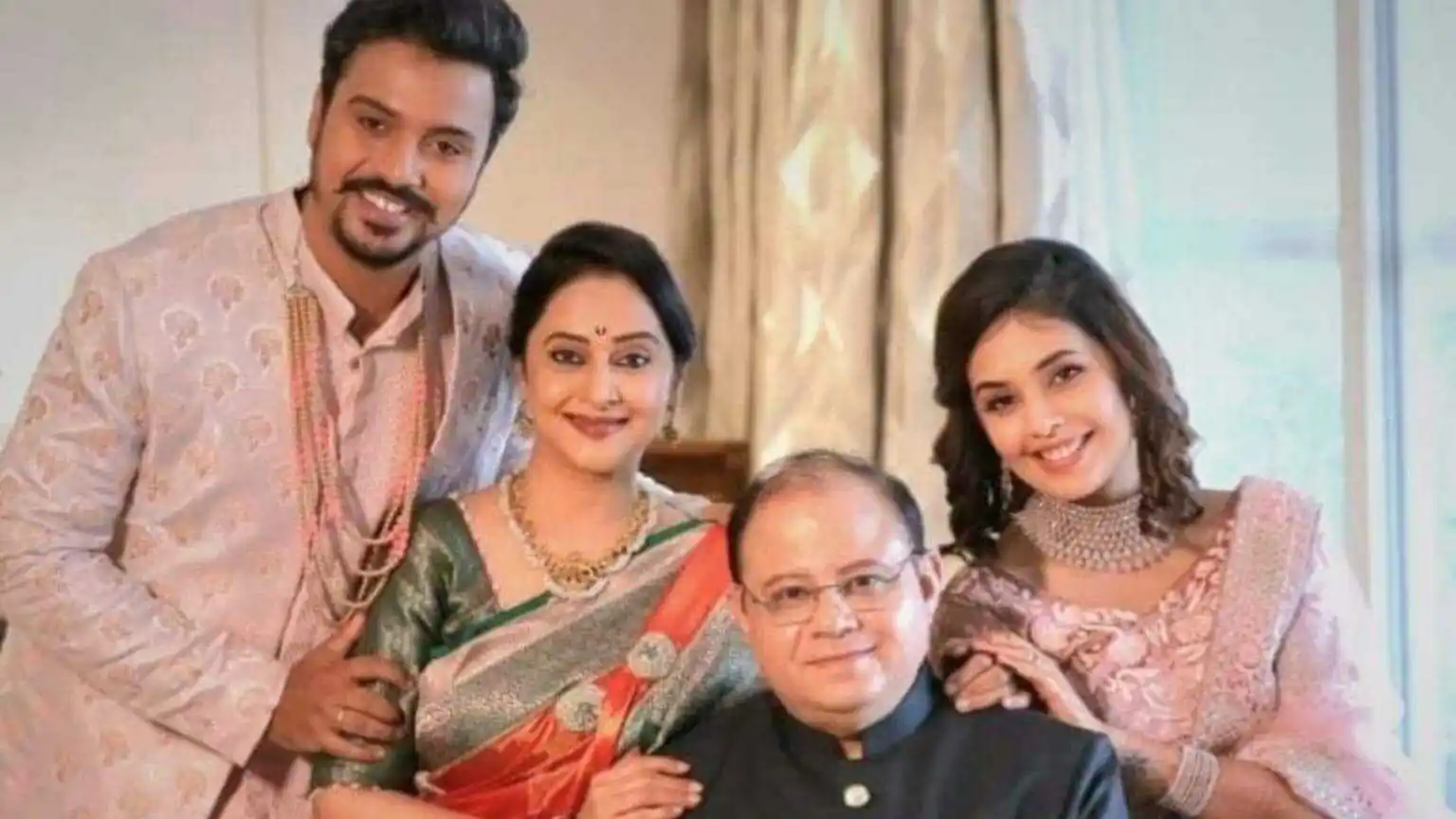 mrinal-kulkarni-family-tring.png