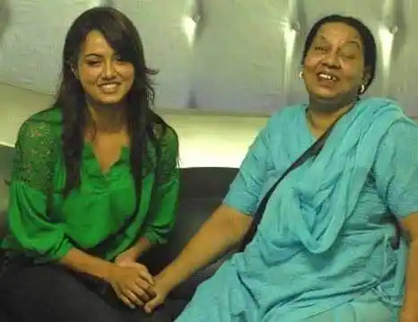 sana-khan-with-her-mother-tring