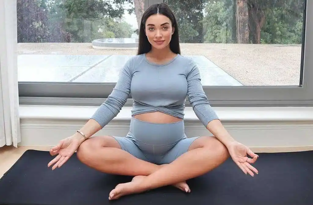 amy-jackson-doing-yoga-tring