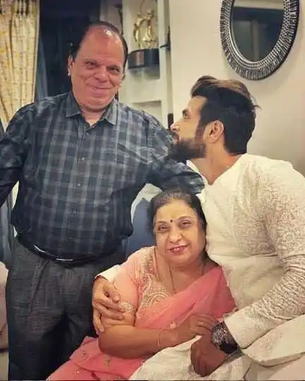 rithvik-dhanjani-family-tring.jpg rithvik-dhanjani-family-tring