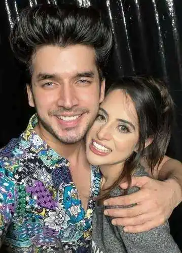 paras-and-urfi-tring