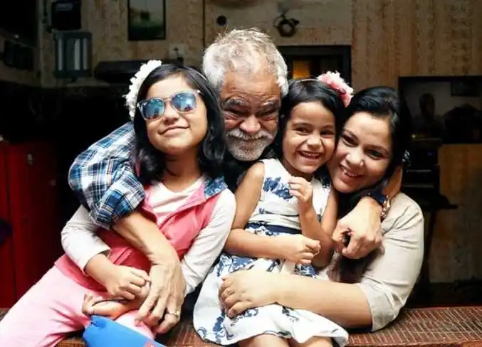 sanjay-mishra-wife-and-kids-tring.jpg sanjay-mishra-wife-and-kids-tring