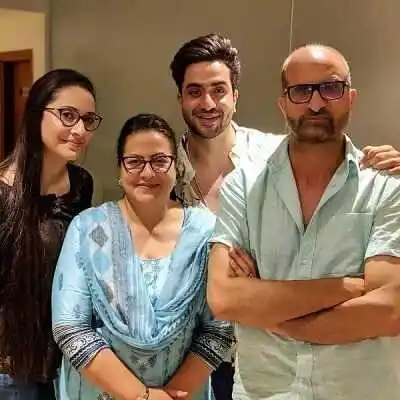 aly-goni-family-tring.jpg aly-goni-family-tring