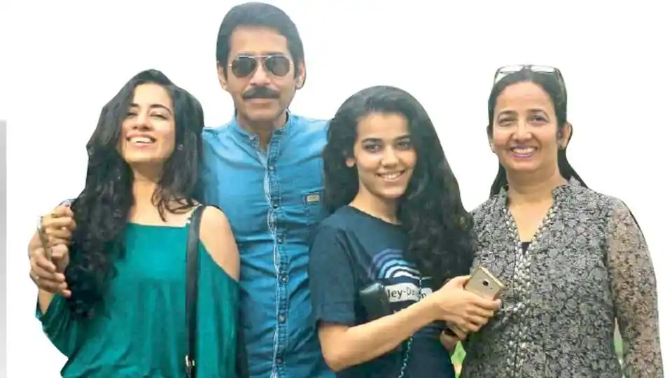 ashok-shinde-family-tring