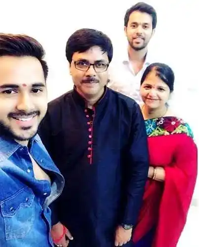 Randeep-Rai-with-his-family