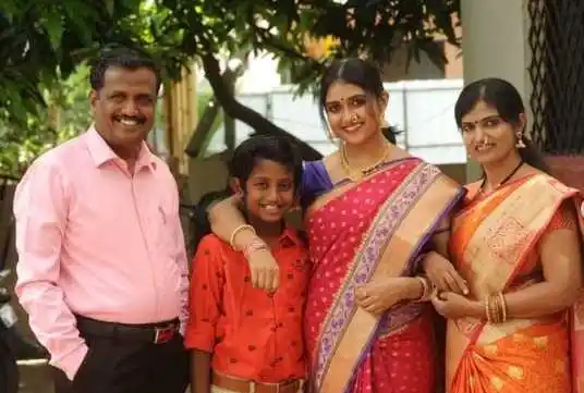 Rinku-Rajguru-family-tring