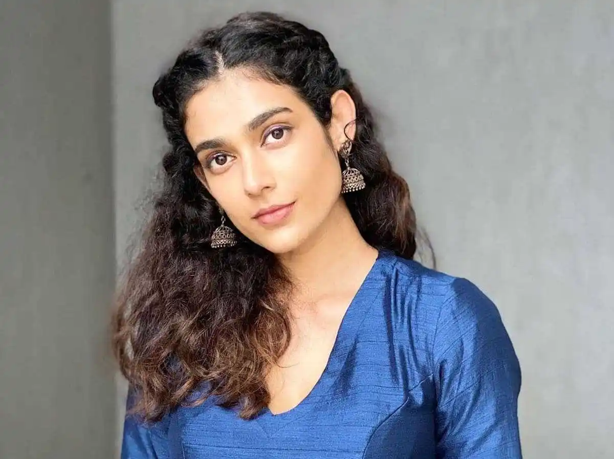 Aakanksha-Singh-interesting-facts-tring.jpg Aakanksha-Singh-interesting-facts-tring