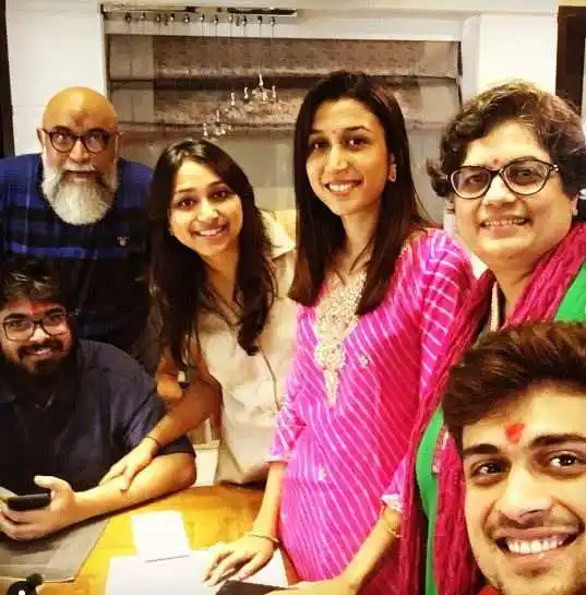 Raunaq-Kamdar-with-his-family-tring.jpg Raunaq-Kamdar-with-his-family-tring