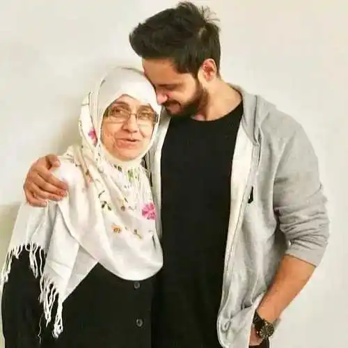 Adnan-Khan-with-his-mother.jpg Adnan-Khan-with-his-mother