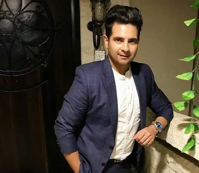 Karan-Mehra-tring.jpg Karan Mehra as Naitik Singhania in YRKKH