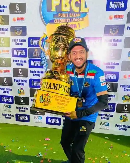 amey-cricket.jpg amey wagh holding trophy