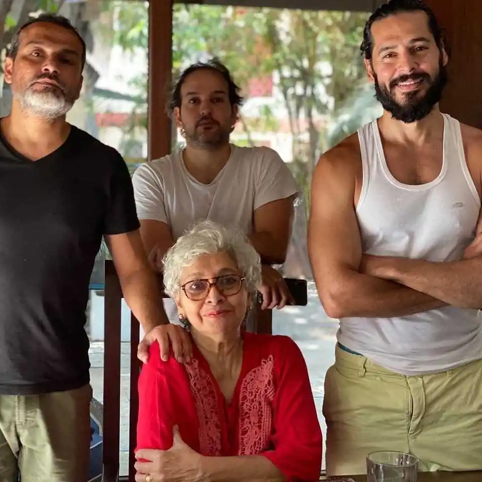 dino-morae-family.jpg dino-morae-family