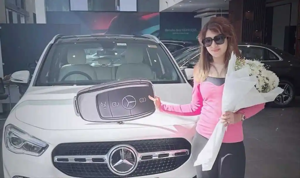 Sana-Raees-Khan-car.jpg Sana-Raees-Khan-car