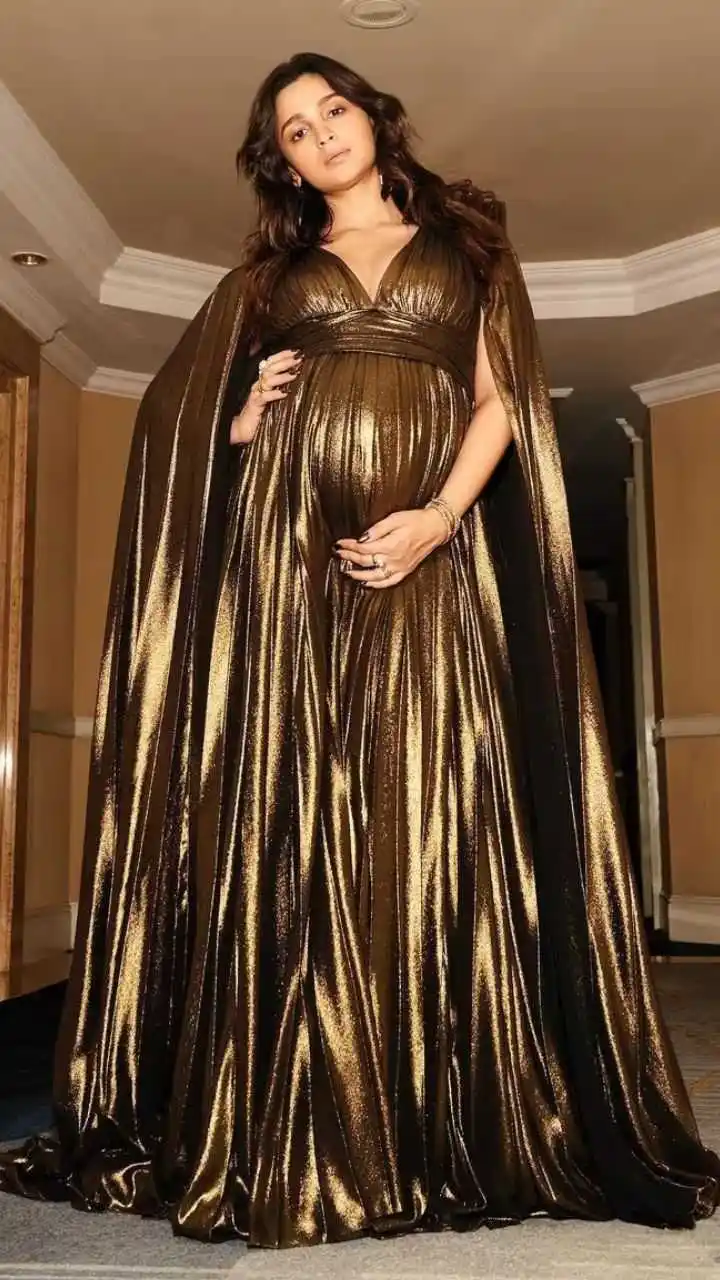 alia-bhatt-pregnant-in-golden-cape-gown