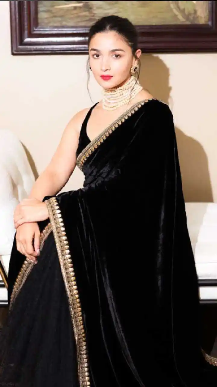 alia-bhatt-in-black-velvet-sabyasachi-saree