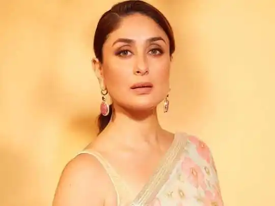 Kareena Kapoor Khan Floral Saree.tring Kareena Kapoor Khan Floral Saree