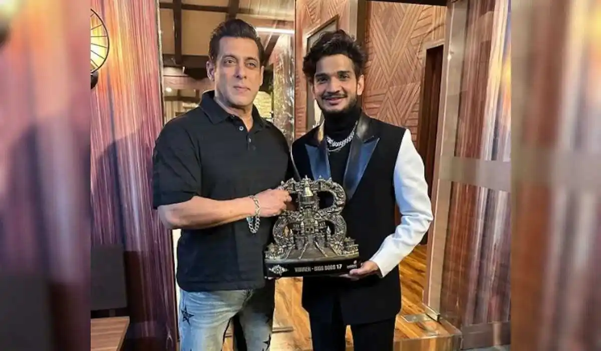 Munawar Faruqui with Bigg Boss 17 Trophy.tringj Munawar Faruqui with Bigg Boss 17 Trophy