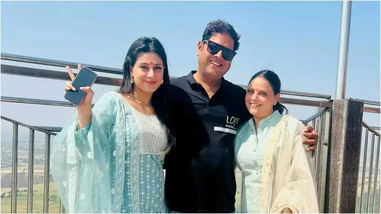 Isha Malviya's Family.tring Isha Malviya's Family