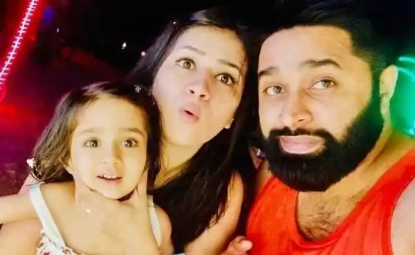 Sunny Arya's wife and daughter.tring Sunny Arya's wife and daughter