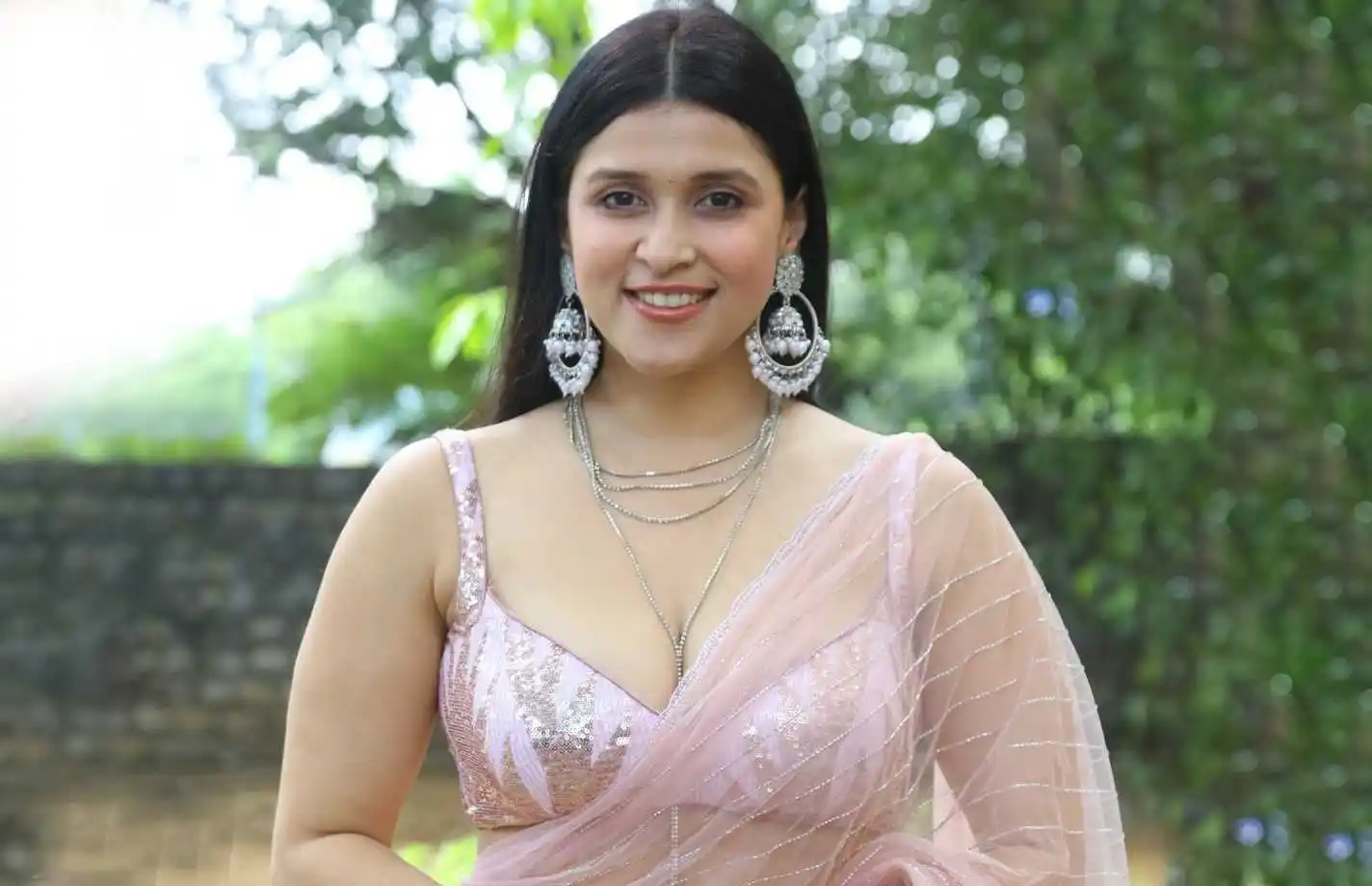 Mannara Chopra Pink Saree.tring Mannara Chopra Pink Saree