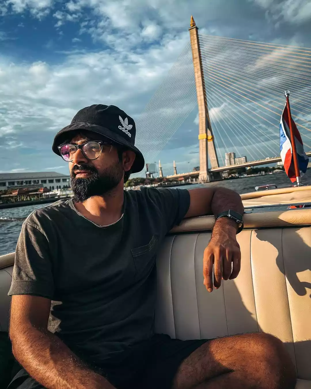 Travel Vlogger Hopping Bug Travel Vlogger Hopping Bug