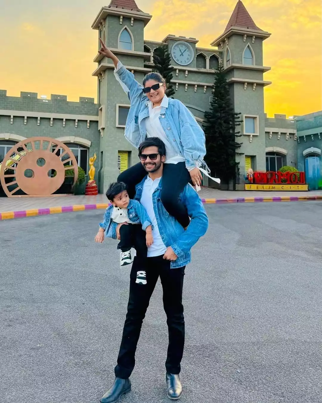 Travel Influencers Simple & Paras Travel Influencers Simple & Paras