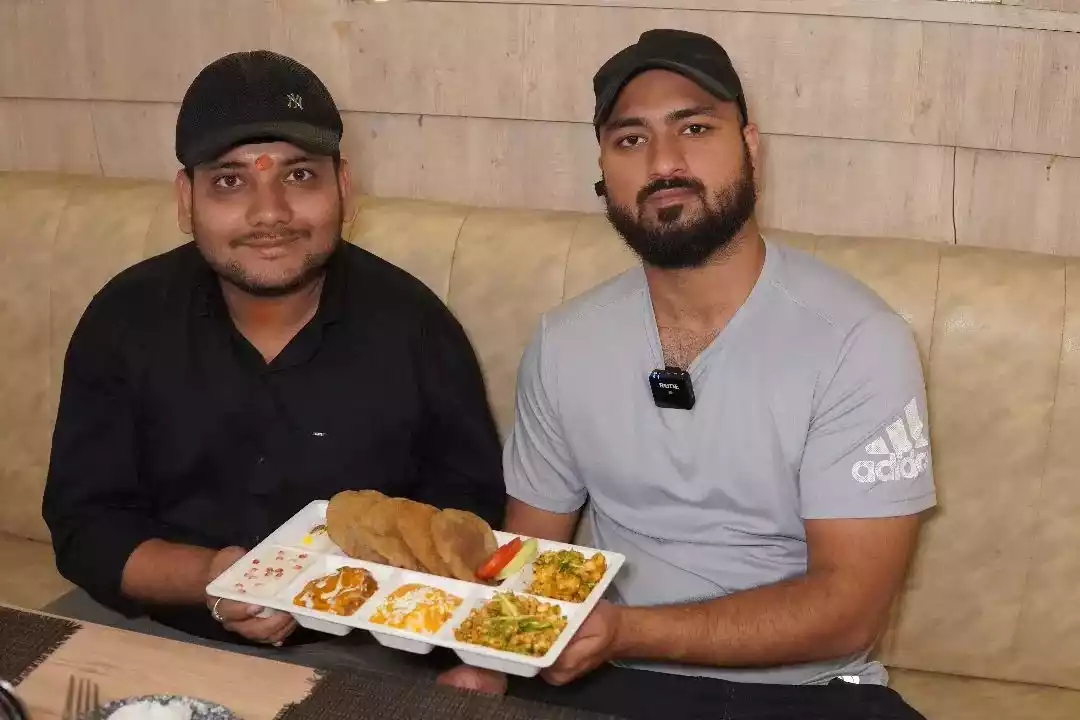 Travel Food Vlogger Foodie Saand